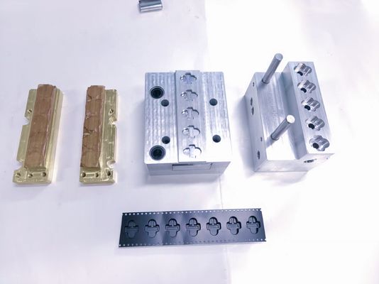 Κατασκευή καλουπιών ταινίας μεταφοράς, Χύτευση προσαρμοσμένης ταινίας μεταφοράς